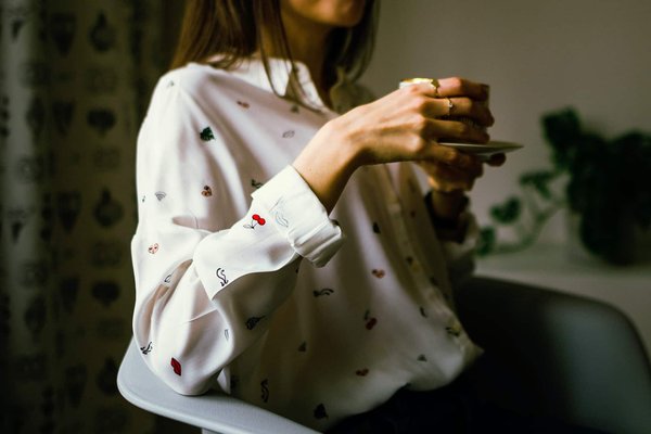 Quelle est la pièce incontournable pour une garde-robe féminine cette saison ?